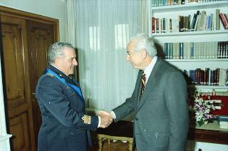 Il Presidente della Repubblica Francesco Cossiga riceve il Generale di Squadra Aerea Giorgio Santucci, ispettore delle Forze aeree per la visita di congedo