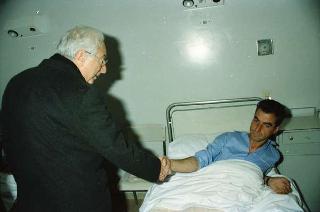 Il Presidente della Repubblica Francesco Cossiga visita gli algerini feriti ricoverati presso l'ospedale San Giovanni a Roma