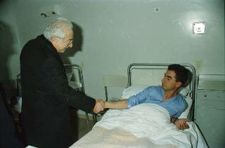 Il Presidente della Repubblica Francesco Cossiga visita gli algerini feriti ricoverati presso l'ospedale San Giovanni a Roma