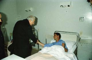 Il Presidente della Repubblica Francesco Cossiga visita gli algerini feriti ricoverati presso l'ospedale San Giovanni a Roma