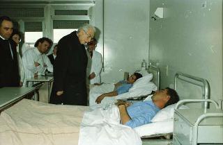 Il Presidente della Repubblica Francesco Cossiga visita gli algerini feriti ricoverati presso l'ospedale San Giovanni a Roma