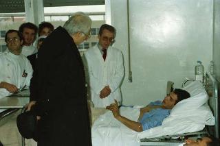 Il Presidente della Repubblica Francesco Cossiga visita gli algerini feriti ricoverati presso l'ospedale San Giovanni a Roma