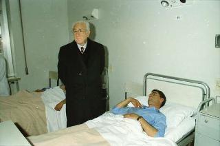 Il Presidente della Repubblica Francesco Cossiga visita gli algerini feriti ricoverati presso l'ospedale San Giovanni a Roma