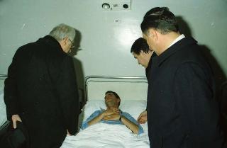 Il Presidente della Repubblica Francesco Cossiga visita gli algerini feriti ricoverati presso l'ospedale San Giovanni a Roma