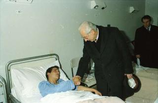 Il Presidente della Repubblica Francesco Cossiga visita gli algerini feriti ricoverati presso l'ospedale San Giovanni a Roma