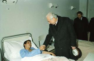 Il Presidente della Repubblica Francesco Cossiga visita gli algerini feriti ricoverati presso l'ospedale San Giovanni a Roma