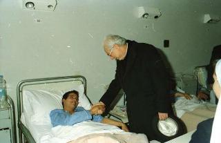 Il Presidente della Repubblica Francesco Cossiga visita gli algerini feriti ricoverati presso l'ospedale San Giovanni a Roma