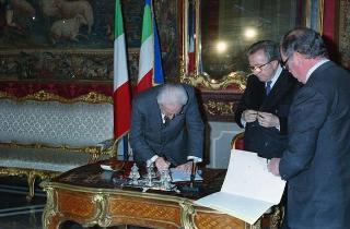 Giulio Andreotti, presidente del Consiglio dei ministri, per la firma del decreto di scioglimento delle Camere