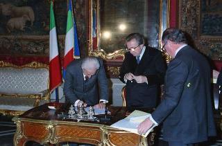 Giulio Andreotti, presidente del Consiglio dei ministri, per la firma del decreto di scioglimento delle Camere