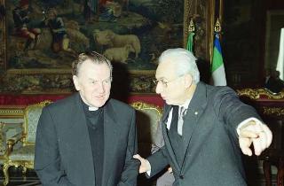 Il Presidente della Repubblica Francesco Cossiga riceve Patrck O'Connor, nuovo ambasciatore d'Irlanda per la presentazione delle lettere credenziali