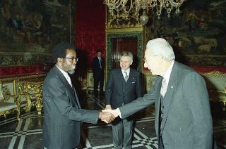 Il Presidente della Repubblica Francesco Cossiga riceve Nyamayaro Herbert Katedza, nuovo ambasciatore della Repubblica dello Zimbabwe per la presentazione delle lettere credenziali