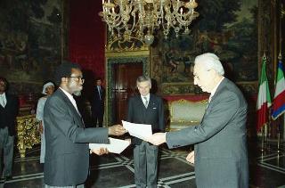 Il Presidente della Repubblica Francesco Cossiga riceve Nyamayaro Herbert Katedza, nuovo ambasciatore della Repubblica dello Zimbabwe per la presentazione delle lettere credenziali