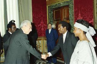 Il Presidente della Repubblica Francesco Cossiga riceve Nyamayaro Herbert Katedza, nuovo ambasciatore della Repubblica dello Zimbabwe per la presentazione delle lettere credenziali