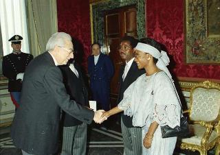 Il Presidente della Repubblica Francesco Cossiga riceve Nyamayaro Herbert Katedza, nuovo ambasciatore della Repubblica dello Zimbabwe per la presentazione delle lettere credenziali