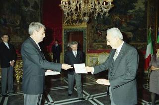 Il Presidente della Repubblica Francesco Cossiga riceve William Thune Andersen, nuovo ambasciatore del Regno di Danimarca per la presentazione delle lettere credenziali