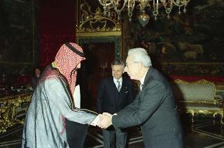 Il Presidente della Repubblica Francesco Cossiga riceve Yousef A. Bobesheat Al Subeai, nuovo ambasciatore dello Stato del Qatar: presentazione lettere credenziali