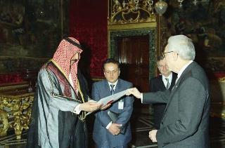 Il Presidente della Repubblica Francesco Cossiga riceve Yousef A. Bobesheat Al Subeai, nuovo ambasciatore dello Stato del Qatar: presentazione lettere credenziali