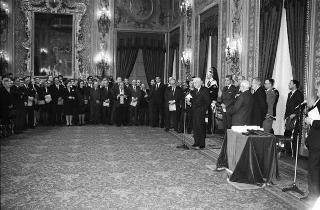 Giulio Andreotti, presidente del Consiglio dei ministri, con esponenti dell'AGIS, giuria e vincitori della 7^ edizione dei premi "Italo Gemini" per lo spettacolo italiano