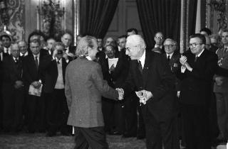 Giulio Andreotti, presidente del Consiglio dei ministri, con esponenti dell'AGIS, giuria e vincitori della 7^ edizione dei premi "Italo Gemini" per lo spettacolo italiano