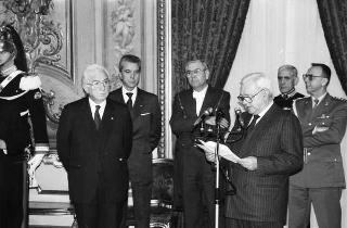 Giulio Andreotti, presidente del Consiglio dei ministri, con esponenti dell'AGIS, giuria e vincitori della 7^ edizione dei premi "Italo Gemini" per lo spettacolo italiano