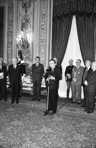 Giulio Andreotti, presidente del Consiglio dei ministri, con esponenti dell'AGIS, giuria e vincitori della 7^ edizione dei premi "Italo Gemini" per lo spettacolo italiano