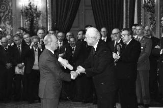 Giulio Andreotti, presidente del Consiglio dei ministri, con esponenti dell'AGIS, giuria e vincitori della 7^ edizione dei premi "Italo Gemini" per lo spettacolo italiano