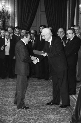 Giulio Andreotti, presidente del Consiglio dei ministri, con esponenti dell'AGIS, giuria e vincitori della 7^ edizione dei premi "Italo Gemini" per lo spettacolo italiano