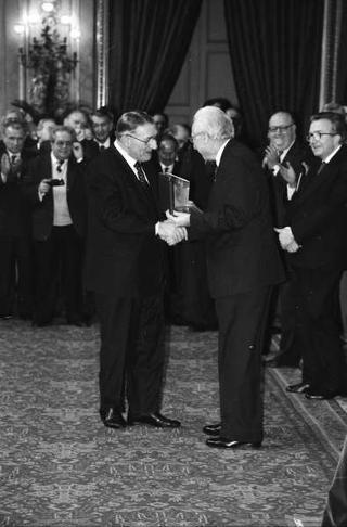 Giulio Andreotti, presidente del Consiglio dei ministri, con esponenti dell'AGIS, giuria e vincitori della 7^ edizione dei premi "Italo Gemini" per lo spettacolo italiano