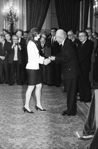 Giulio Andreotti, presidente del Consiglio dei ministri, con esponenti dell'AGIS, giuria e vincitori della 7^ edizione dei premi "Italo Gemini" per lo spettacolo italiano