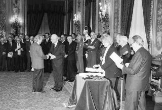 Giulio Andreotti, presidente del Consiglio dei ministri, con esponenti dell'AGIS, giuria e vincitori della 7^ edizione dei premi "Italo Gemini" per lo spettacolo italiano