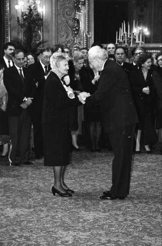Giulio Andreotti, presidente del Consiglio dei ministri, con esponenti dell'AGIS, giuria e vincitori della 7^ edizione dei premi "Italo Gemini" per lo spettacolo italiano
