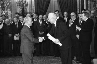 Giulio Andreotti, presidente del Consiglio dei ministri, con esponenti dell'AGIS, giuria e vincitori della 7^ edizione dei premi "Italo Gemini" per lo spettacolo italiano