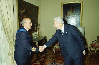 Il Presidente della Repubblica Francesco Cossiga saluta l'Ammiraglio Antonio Carloni, direttore generale delle costruzioni delle armi e degli armamenti navali in visita di congedo