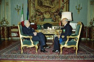 Il Presidente della Repubblica Francesco Cossiga saluta l'Ammiraglio Antonio Carloni, direttore generale delle costruzioni delle armi e degli armamenti navali in visita di congedo