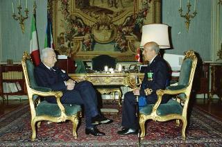 Il Presidente della Repubblica Francesco Cossiga saluta l'Ammiraglio Antonio Carloni, direttore generale delle costruzioni delle armi e degli armamenti navali in visita di congedo