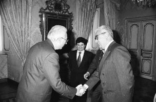 Il Presidente della Repubblica Francesco Cossiga riceve Giovanni Mario Rossignolo, presidente della Seleco, con Peter Secchia, ambasciatore degli Stati Uniti d'America a Roma