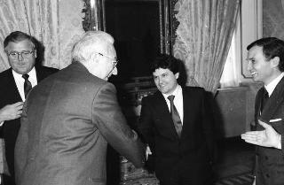 Il Presidente della Repubblica Francesco Cossiga riceve Giovanni Mario Rossignolo, presidente della Seleco, con Peter Secchia, ambasciatore degli Stati Uniti d'America a Roma