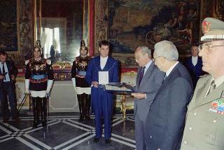 Cerimonia di conferimento del titolo di "appuntato onorario" del Reggimento carabinieri guardie della Repubblica al Presidente della Repubblica