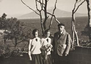 Il Presidente della Repubblica Luigi Einaudi a Napoli a Villa Rosebery con le nipotine Paola e Roberta