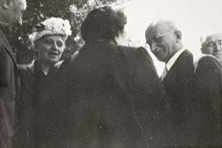 Il Presidente della Repubblica Luigi Einaudi e la moglie Ida a Caprera con Clelia Garibaldi alla cerimonia commemorativa del 70° anniversario della morte di Giuseppe Garibaldi
