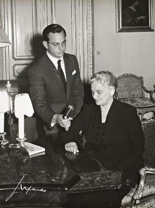 Ida Einaudi Pellegrini parla alla radio la vigilia di Pasqua (Roma)