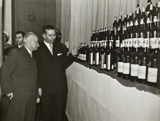 Visita del Presidente della Repubblica Luigi Einaudi e della moglie Ida alla IV Fiera del vino d'Italia in Asti