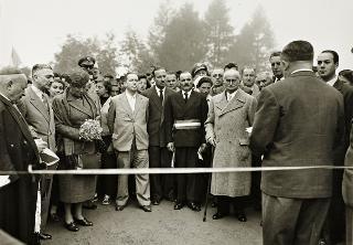 Intervento del Presidente della Repubblica Luigi Einaudi e della moglie Ida all'inaugurazione dalla nuova strada Ollomont - Gracier.