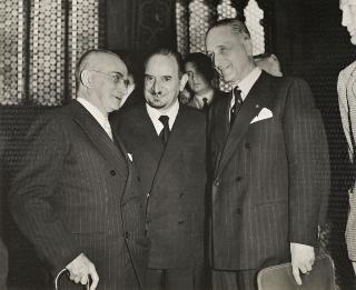 Intervento del Presidente della Repubblica Luigi Einaudi e della moglie Ida alla XLIV Riunione della Società Italiana per il Progresso delle Scienze (Perugia)