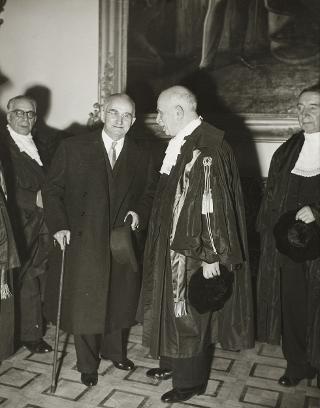 Intervento del Presidente della Repubblica Luigi Einaudi e della moglie Ida all'inaugurazione dell'Aula magna della restaurata sede della Università degli Studi di Torino
