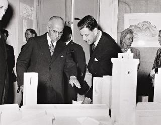 Intervento del Presidente della Repubblica e della Signora Einaudi alla inaugurazione della Mostra annuale dei pensionanti all'Accademia di Francia (Roma - Villa Medici)