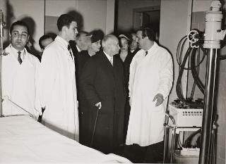 Visita del Presidente della Repubblica Luigi Einaudi all'istituto ortopedico del Mezzogiorno d'Italia (Reggio Calabria)