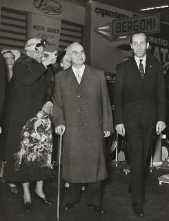 Intervento del Presidente della Repubblica Luigi Einaudi e della moglie Ida all'inaugurazione del XXXIV Salone Internazionale dell'Automobile (Torino)
