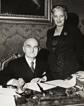 Istantanee del Presidente della Repubblica Luigi Einaudi e della moglie Ida