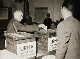 Il Presidente della Repubblica Luigi Einaudi e la moglie Ida  votano a Dogliani